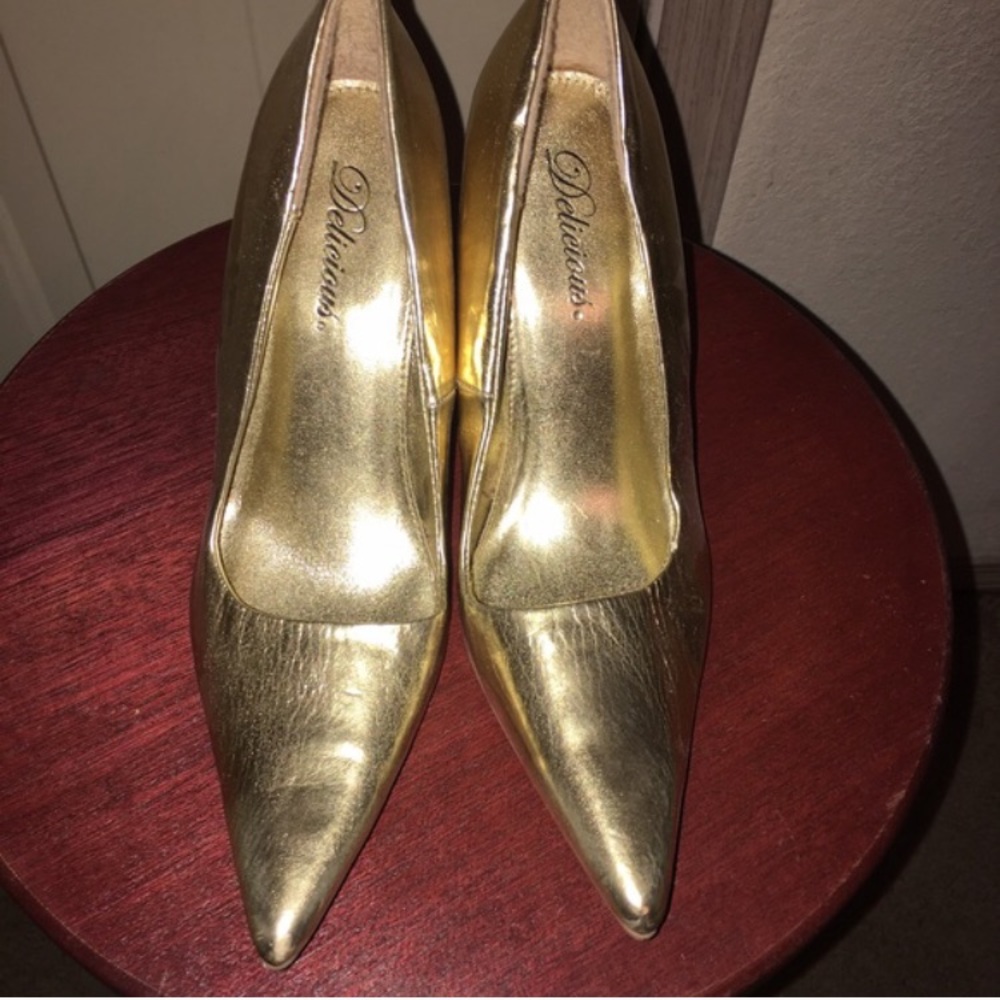 Delicious Gold Pumps